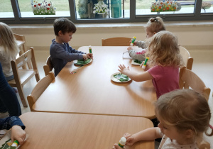 praca plastyczna - nowalijki na talerzykach