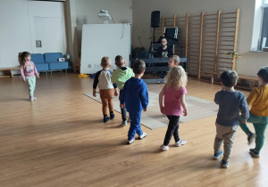 dzieci chodzą na palcach w rytm muzyki