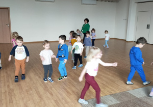 Dzieci chodzą bardzo wolno