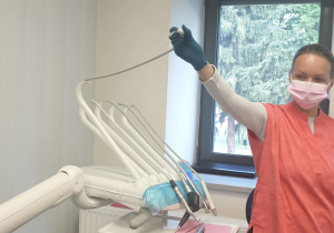 Prezentacja narzędzi stomatologicznych do płukania zebów