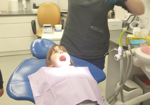 Natalka na fotelu dentystycznym