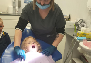 Lenka na fotelu dentystycznym