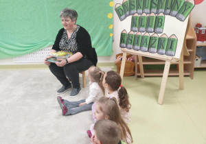 Pani opowiada o ksiązkach, które ze sobą przyniosła