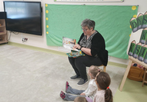 Dzieci słuchają bajki o dinozaurach