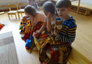 Tymek pozuje do zdjęcia