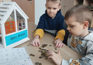 Chłopcy przeliczają zebrane grosze