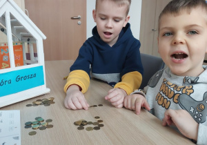 Chłopcy wykonują ćwiczenia pionizacji języka