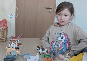 01. Dziewczynki ustawiły wszystkie figurki zwierząt