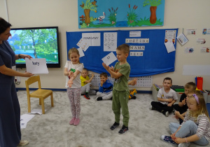 dzieci pokazują miesiace, dni tygodnia paluszkami