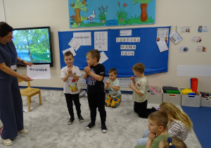 dzieci pokazują miesiace, dni tygodnia paluszkami