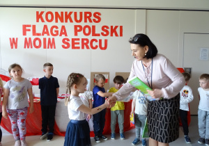 Ula otrzymuje nagrodę za zajęcie I miejsca w konkursie