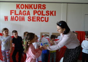 Laura otrzymuje nagrodę za udział w konkursie