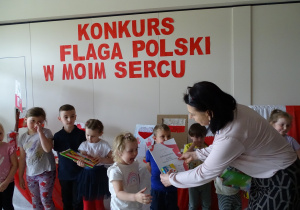 Iga otrzymuje nagrodę za udział w konkursie