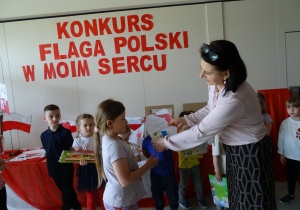 Lenka otrzymuje nagrodę za udział w konkursie