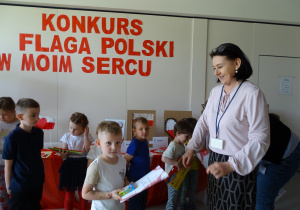 Michałek otrzymuje nagrodę za udział w konkursie