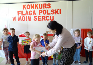 Małgosia otrzymuje nagrodę za udział w konkursie