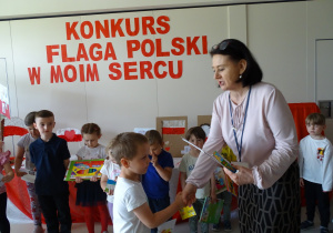 Filipek otrzymuje nagrodę za udział w konkursie