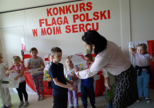 Ksawery otrzymuje nagrodę za udział w konkursie