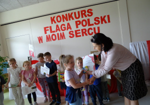 Julia otrzymuje nagrodę za udział w konkursie