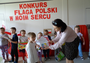 Franek otrzymuje nagrodę za udział w konkursie