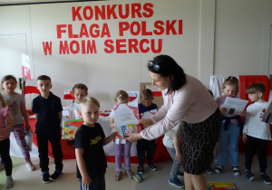 Robert otrzymuje nagrodę za udział w konkursie