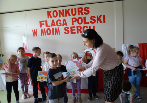 Jasio otrzymuje nagrodę za udział w konkursie