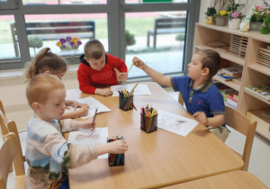 Dzieci kolorują próbówki