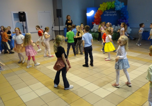 dzieci tańczą