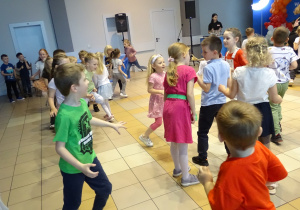 dzieci tańczą