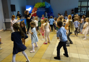 dzieci tańczą