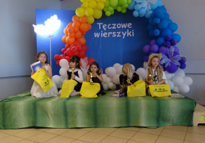 dzieci stoją