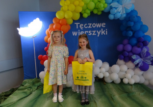 dzieci stoją