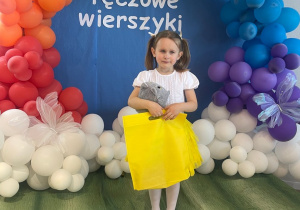 dzieci stoją