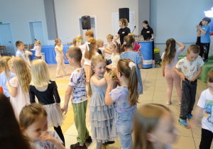 dzieci stoją