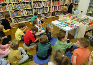 Pani czyta dzieciom książkę o przygodach Franklina