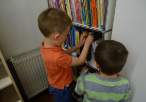 Dzieci wybierają książki