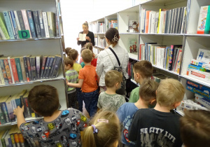 Pani pokazuje dział dla dorosłych