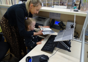 Dzieci wypożyczają książki jako bibliotekarze