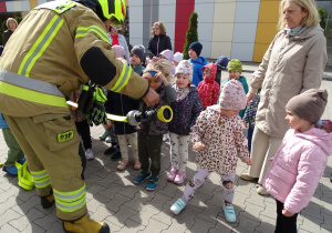 Dzieci oglądają prezentowany sprzęt strażacki