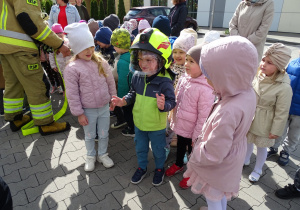 Oliwierek przymierza hełm strażacki
