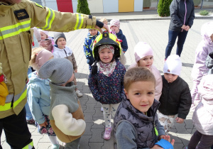 Nadia przymierza hełm strażacki
