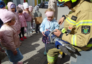 Iga obsługuje sprzet strażacki.