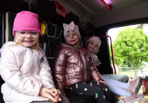 Alicja,Gaja i Natalka w wozie strażackim
