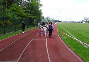 dzieci z przedszkola w Kleszczowie wchodzą na stadion
