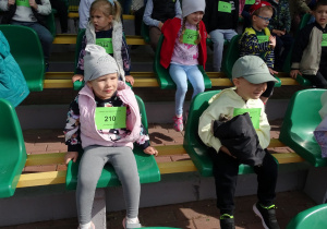 dzieci siedzą na trybunach