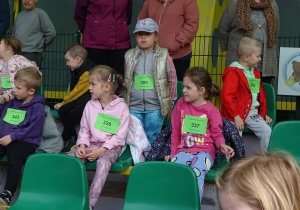 dzieci siedzą na trybunach