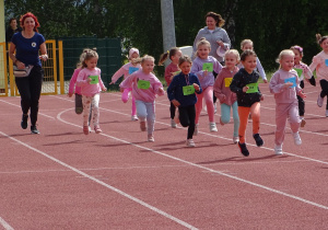 dziewczynki z pięciolatków biegną