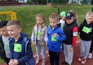 dzieci wchodzą na stadion