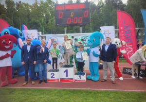 chłopcy na podium