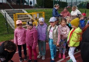 dzieci wchodzą na stadion